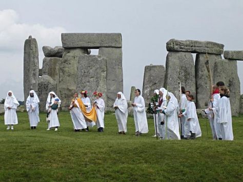 Researchers Say Stonehenge had More Gender Equality than Commonly Believed | Ancient Origins Celtic Druids, Sacred Groves, Real Witches, Pagan Rituals, William Blake, Ancient Origins, Summer Solstice, Stonehenge, Winter Solstice