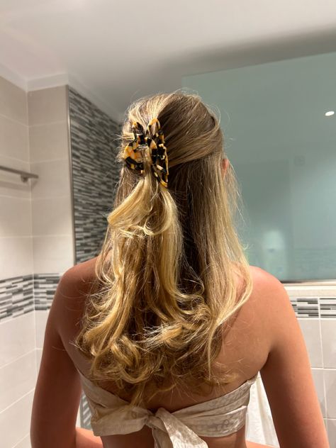 #blondehairstyles #blondhair #hair #hairstyles #curtainbangs #wavy #halfuphalfdown #hairideas #inspiration #highlights #djerf #fashion #hairstyles #haircut #balayage #aesthetic #style #curtainbangs #inspogirl #fashion #summer #summerstyle #summerhairstyle #pinterest #itgirl #feed Haircut Balayage, Formal Hair, Fashion Hairstyles, Natural Wavy Hair, Aesthetic Style, Formal Hairstyles, Curtain Bangs, Half Up Half Down, Hair Hairstyles