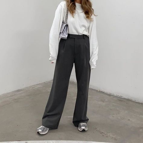 25 Pairs Of Chunky Dad Sneakers For The New Year Fanny Lyckman, Mode Dope, Fashion Inspo Instagram, Matilda Djerf Style, Chic Sneakers, Matilda Djerf, Minimal Outfit, Sneakers Outfit, Grey Pants