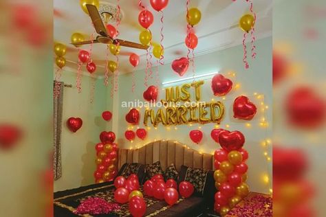 "JUST MARRIED" Couples Surprise, wish them a very happty married life and bless them with lots of love, care and happiness. And hope for there bright future together wirth amazing and romantic love decoration. First Night Room Decoration, First Night Room, Home Balloon Decoration, Night Room Decoration, Married Decor, Balloon Decoration At Home, Cabana Decor, Night Bed, Night Room