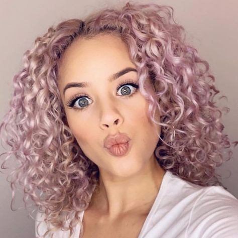 Coloring Curly Hair, Curly Pink Hair, Pink Curls, Dyed Curly Hair, Blue Ombre Hair, Different Curls, All Hairstyles, Beautiful Hair Color, Curly Hair Inspiration