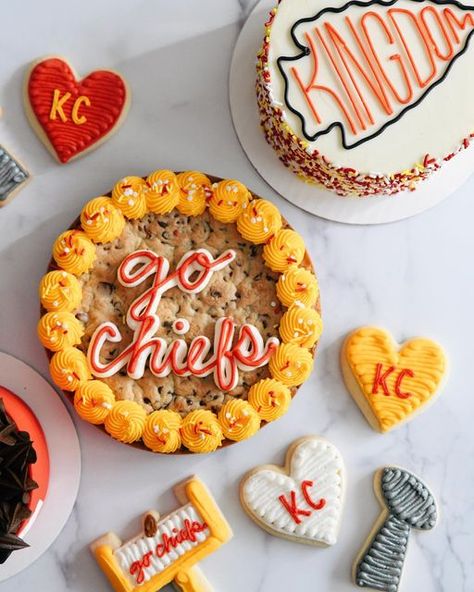 Kc Chiefs Cookie Cake, Chiefs Super Bowl Desserts, Kc Chiefs Desserts, Super Bowl Cookie Cake, Chiefs Cookie Cake, Chiefs Dessert, Kc Chiefs Cake, Chiefs Cupcakes, Chiefs Food