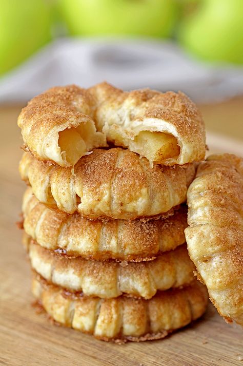 Puff Pastry Apple Cinnamon Rings - With Only 5 Ingredients Apple Cinnamon Pastry Rings, Apple Pie With Filo Pastry, Fall Desserts With Puff Pastry, Baked Apple Pie Rings, Cinnamon Apple Ring Pastries, Puff Pastry Wrapped Apple Rings, Apple Dumplings Puff Pastry, Apple Crisp With Puff Pastry, Apple Rings Puff Pastry