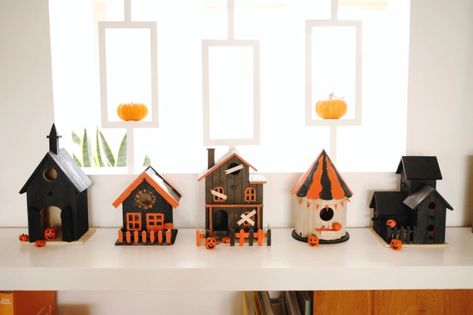 Halloween Birdhouse Village – SUBURBAN * POP Diy Haunted Village Ideas, Halloween Birdhouses Diy, Halloween Bird House Ideas, Fall Birdhouses, Halloween Houses Village, Birdhouse Village, Halloween Village Diy, Haunted Bird House Ideas, Halloween House Village