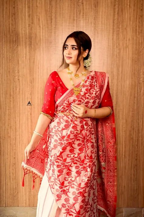 Bengali Saree Look, Bengali Aesthetic, Red And White Saree, Bride Images, Reception Couple, Bridal Lookbook, Grow Eyelashes, Candle Queen, Bengali Saree