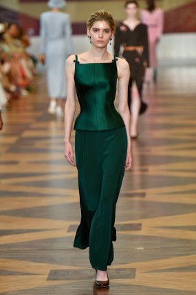 Ulyana Sergeenko Couture Fall 2018 [ PHOTOS ] – WWD Ulyana Sergeenko, Collection Couture, Minimalist Capsule Wardrobe, Older Women Fashion, Women Fashion Edgy, Event Outfit, Fall Fashion Trends, Fall 2018, Couture Fashion