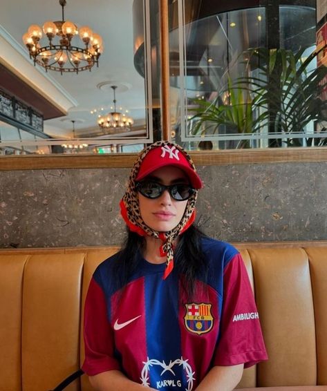 Football Shirt Outfit, Soccer Jersey Outfit, Football Shirt Women, Outfit Jersey, Jersey Streetwear, Bandana Outfit, Barcelona Home, Streetwear Fashion Outfits, Casual Sporty Outfits