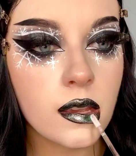 Goth Holiday Makeup, Gothmas Makeup, Spooky Christmas Makeup, Emo Christmas Makeup, Gothic Christmas Makeup, Christmas Goth Makeup, Alt Christmas Makeup, New Years Make Up, Goth Christmas Makeup