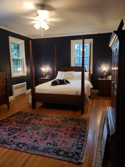 Navy blue and mahogany bedroom in Virginia #home #homedesigns #design #homeideas #roomideas #room #rooms #house #housedesigns #roomdesigns Navy Blue Vintage Bedroom, Blue Victorian Bedroom, Mahogany Bedroom Ideas, Colonial Style Bedroom, English Bedroom, Brass Bedroom, Colonial Bedroom, Mediterranean Bedroom, Navy Blue Bedrooms