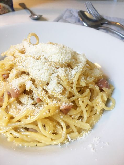 Simple Italian Spaghetti Carbonara - Immaculate Ruému - Lifestyle Blog Cabonara Recipes, Carbonara Recipe Creamy, Weekly Dinner Ideas, Easy Carbonara Recipe, Recipe For Spaghetti, Spaghetti Carbonara Recipe, Italian Spaghetti, Best Spaghetti, Easy Spaghetti