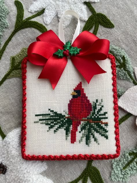 Cross Stitch Cardinal Pattern, Counted Cross Stitch Christmas Ornaments, Cardinal Cross Stitch Pattern, Christmas Cross Stitch Ornaments, Cardinal Cross Stitch, 123 Cross Stitch, Holiday Cross Stitch Patterns, Cross Stitch Tutorial, Christmas Embroidery Patterns