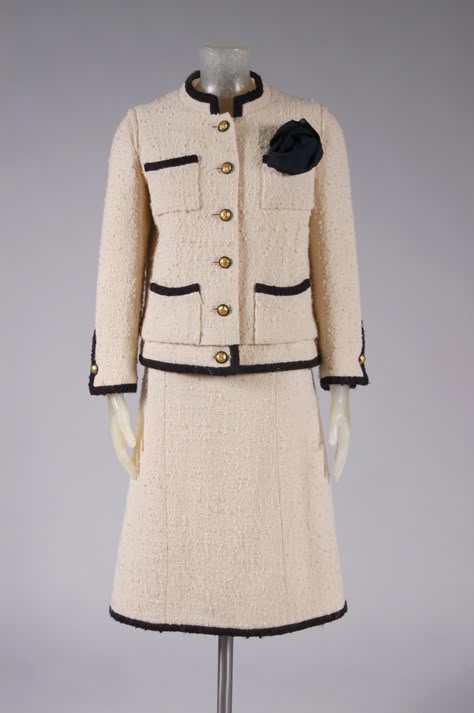 Woman's Suit: Jacket and Skirt Designed by Gabrielle (Coco) Chanel, French, 1883 - 1971. Label Chanel, Paris, founded 1910. Coco Chanel 1920s, Coco Chanel Fashion, Chanel Skirt, Chanel Suit, Mode Chanel, Chanel Outfit, House Of Chanel, Chanel Jacket, Chanel Inspired