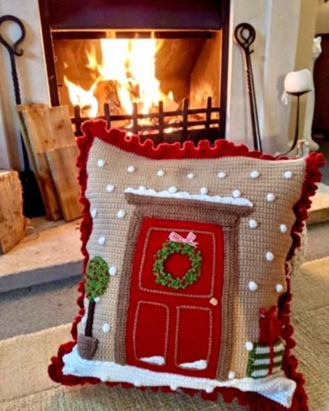 Knitting Quilt, Cupcake Dolls, Crochet Cushion Cover, Noel Diy, Crochet Pillows, Home For Christmas, Saturday Afternoon, Crochet Cushions, Christmas Pillows