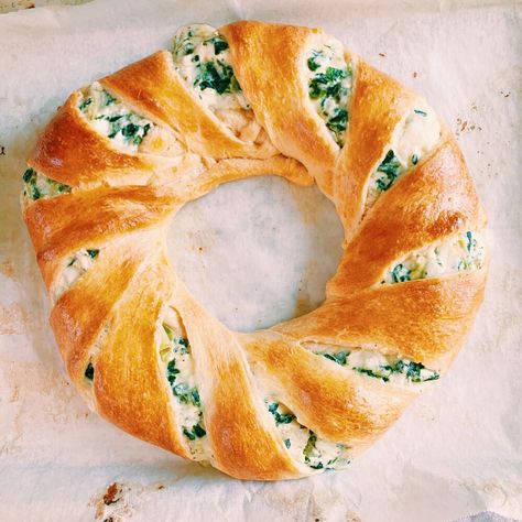 Crescent Roll Ring, Crescent Ring Recipes, Curried Couscous, Pandan Chiffon Cake, Cottage Pie Recipe, Spinach And Artichoke Dip, Cream Cheese Crescent Rolls, Cheese Crescent Rolls, Canned Artichoke Hearts