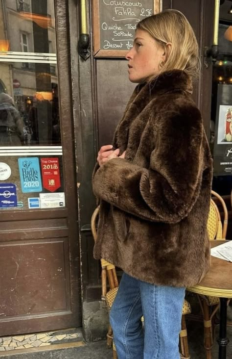 Short Fur Coat Outfit, Brown Fur Coat Outfit, Fur Coat Outfit Casual, Fur Coat Street Style, Faux Fur Coats Outfit, Fur Jacket Outfit, Short Fur Coat, Pelo Cafe, Brown Fur Coat