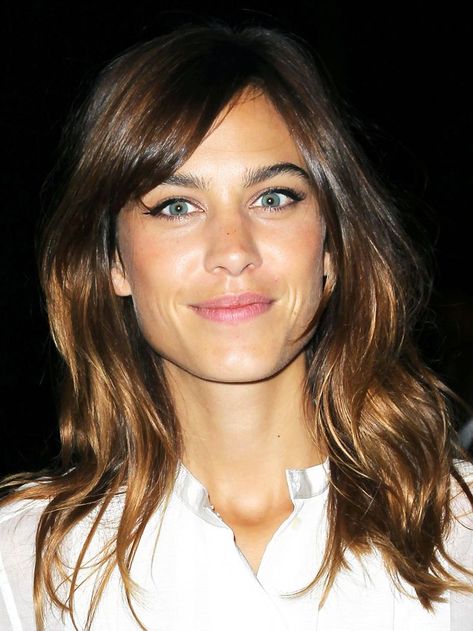 Popular Hair Cuts, Side Part Long Hair, Alexa Chung Hair, Side Fringe Hairstyles, Side Fringe, Bob Haircut With Bangs, Long Bob Haircuts, Side Swept Bangs, Hair 2018