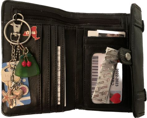 Cute Wallet, Inside My Bag, Handbag Essentials, What In My Bag, Auto Accessories, Essential Bag, Quito, Look Cool, Not Mine