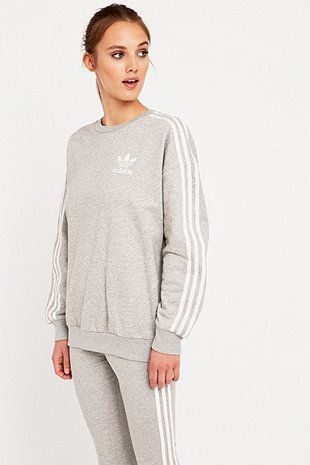 Adidas Classic Grey Sweatshirt Gray Sweatshirt Outfit, Sweat Gris, Adidas Sweats, Adidas Classic, Sweatshirt Outfit, Grey Adidas, Grey Sweatshirt, Piece Of Clothing, Urban Outfitters