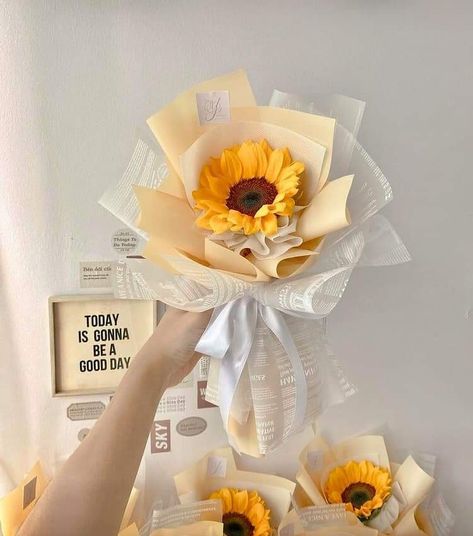 Birthday Present Diy, Single Flower Bouquet, Diy Bouquet Wrap, Flower Bouquet Diy, Flower Gift Ideas, Boquette Flowers, Flower Business, Crochet Bouquet, Sunflower Bouquets