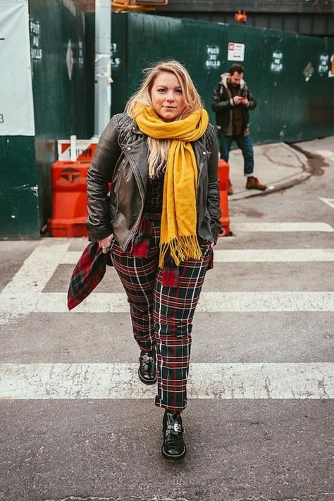 Plaid Pants Outfit Plus Size, Nyc Fall Outfits Street Style 2023, Plus Size Winter Outfits 2023, Plaid Pants Outfit Winter, Yellow Scarf Outfit, Boho Chic Outfits Winter, Winter Outfit Nyc, Street Style Curvy, Nyc Street Style Winter