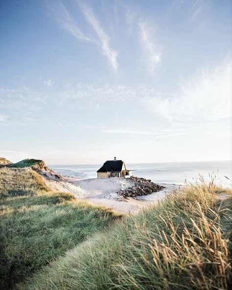 House On The Beach, Cottage By The Sea, Skagen, Alam Yang Indah, Pretty Places, Beautiful World, Beautiful Landscapes, A House, The Great Outdoors