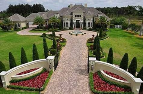 Dwayne Johnson’s New $3,450,000 Florida Manse Dwayne Johnson House, Circle Driveway Landscaping, Circle Driveway, Driveway Entrance Landscaping, Miami Mansion, Florida Mansion, Taman Air, Johnson House, Driveway Entrance