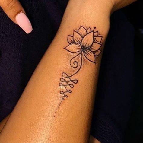 Memorial Tattoo Ideas, Cute Finger Tattoos, Basic Tattoos, Cute Hand Tattoos, Special Tattoos, Chest Tattoos For Women, Tattoos For Black Skin, Hand Tattoos For Women, Pretty Tattoos For Women