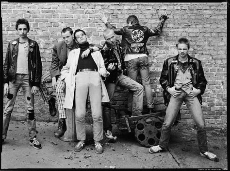 Punk DDR German Punks Punks 70s, Grunge 1990s, 70s Men, Grunge Guys, A Brick Wall, Grunge Band, 90s Fashion Grunge, Teddy Boys, Fashion Male