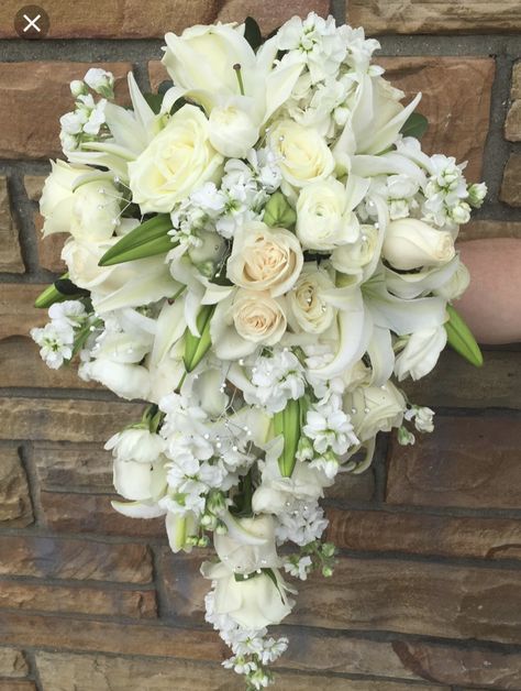 White Bouquet Roses, Classic Wedding Bouquet, White Rose Wedding Bouquet, Cascading Bridal Bouquets, Diy Bridal Bouquet, Cascading Wedding Bouquets, Bouquet Roses, Bridal Brooch Bouquet, Rose Wedding Bouquet