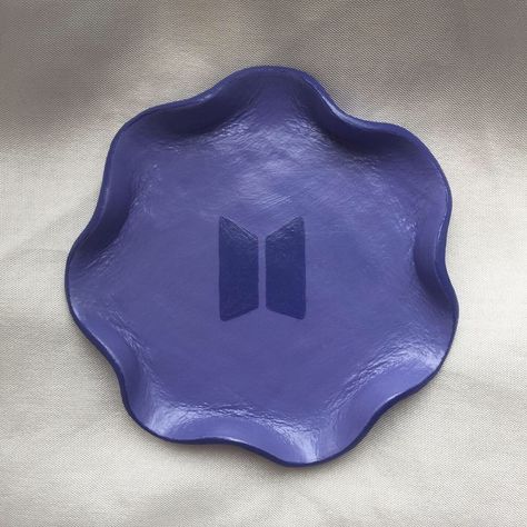 Skz Clay Ideas, Kpop Pottery, Kpop Clay Ideas, Clay Plates Aesthetic, Kpop Clay Art, Bt21 Clay Art, Bts Clay Art, Clay Plates Diy, Clay Plate Painting Ideas