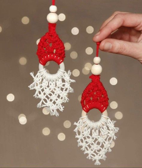 Macrame Santa, Macrame Owl, Macrame Knots Pattern, Crochet Earrings Pattern, Macrame Patterns Tutorials, Handmade Christmas Decorations, Macrame Ideas, Macrame Tutorial, Macrame Art