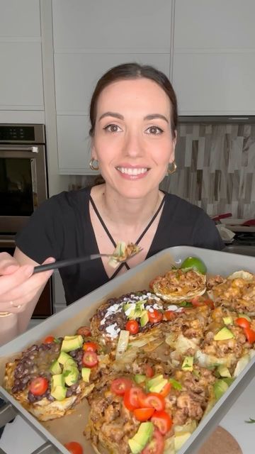 Stella Drivas 🇬🇷🇺🇸 on Instagram: "These LOADED TACO CABBAGE TOSTADAS are so simple and delicious- we devour them every time. Toppings are customizable which works great for picky eaters. Full recipe is on my website: HungryHappens.Net Καλή Όρεξη 🇬🇷 💙Stella" Making Cabbage, Taco Cabbage, Cabbage Tacos, Hungry Happens, Vegan Taco, Cabbage Steaks, Keto Recipes Dinner, Game Food, Veggie Dishes