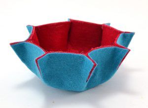 You can make these cute little felt flower bowls with just felt and glue! Loom Knitting Tutorial, Felted Bowls, Felted Wool Crafts, Quilt Retreat, Wet Felting Projects, Jewelry Box Diy, Felt Jewelry, Flower Bowl, Penny Rugs