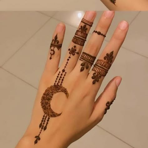 Easy Mehndi Designs For Eid, Beautiful And Easy Mehndi Designs, Karwa Chauth Mehndi, Mehndi Design For Front Hand, Mehndi Designs For Eid, Mehndi Design For Beginners, Short Mehndi Design, Henna Inspired Tattoos, Tato Henna