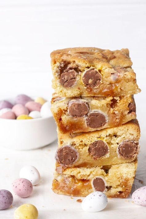 Cadbury Cookies, Easter Cookie Bars, Cadbury Mini Egg Cookies, Easy Easter Cookies, Easter Tray, Cadbury Mini Eggs, Mini Eggs Cookies, Caramel Cookies Bars, Cookie Dough Bars