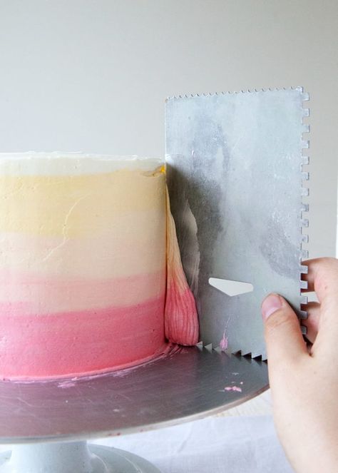 28 Easyish Ways To Actually Make Your Cakes Look Professional Decorating A Cake, Frosting Cake, Cakes To Make, Decorating Frosting, Frosting Techniques, Icing Techniques, Watermelon Cake, Ombre Cake, Hello Sweetie