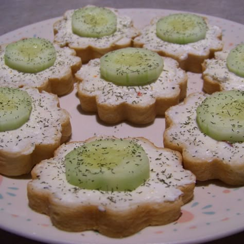 Make French Bread, Cucumber Sandwiches Recipes, Cucumber Appetizers, Shaped Bread, Tube Pan, Vegetable Appetizers, Summer Eats, Appetizer Sandwiches, Pampered Chef Recipes