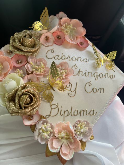 Puerto Rican Graduation Cap Ideas, College Graduation Cap Decoration Latina, Graduation Cap Ideas Spanish, Grad Cap Designs Spanish, Decorated Grad Caps, Pink Grad Cap Ideas, Graduation Cap Designs Pink, Cute Girly Graduation Cap, Grad Caps Decorated