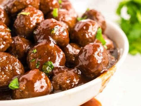 Appetizer Crockpot, Meatballs In The Crockpot, Party Snacks Easy Appetizers, Meatball Dinner Recipes, Christmas Crockpot Recipes, Homeschool Cooking, Christmas Crockpot, Bbq Grape Jelly Meatballs, Party Food Meatballs