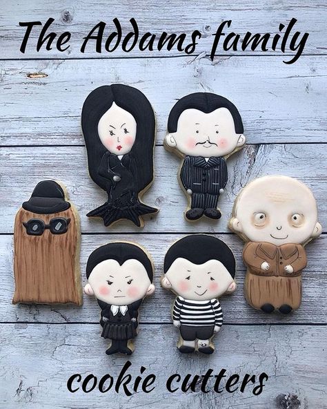 J.Cookies (@j.cookiesart) • Instagram photos and videos Fester Addams, Cousin Itt, Pugsley Addams, Addams Familie, Halloween Cookies Decorated, Gomez Addams, Family Cake, Adams Family, Morticia Addams