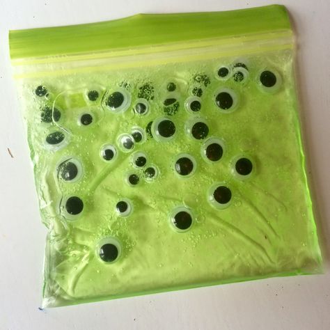 This morning my nearly 6 month old had his first go at sensory play with this Halloween themed googly eye sensory bag. This mess free sensory play is great for little hands to explore without the clean up at the end. As with all messy and sensory ... Sensory Bag, Sensory Bags, Halloween Sensory, Halloween Crafts For Toddlers, Sensory Bottles, Googly Eyes, Baby Sensory, Free Halloween, Sensory Activities