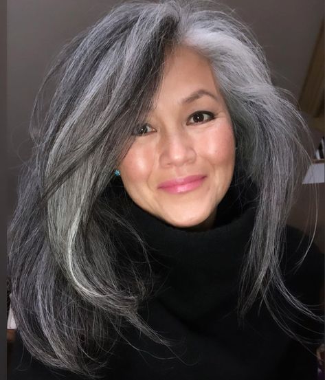 Transitioning to Gray Hair 101, NEW Ways to Go Gray in 2021 - Hadviser Natural White Hair, Gray Blending, Black And Grey Hair, Dark Grey Hair, Grey Hair Care, Grey Hair Transformation, Grey Hair Dye, Gorgeous Gray Hair, Grey Hair Inspiration