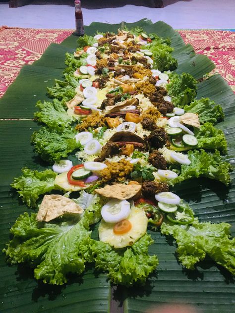 Banana Leaf Table Setting, Thai Buffet, Banana Leaf Rice, Buffet Tablescapes, Banana Leaf Decor, Gala Decor, Gala Decorations, Animal Birthday Cakes, Lunch Table