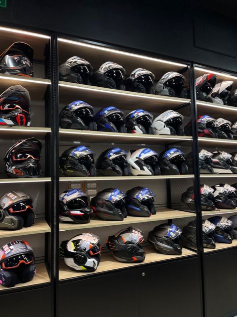 Helmet Shop Interior Design, F1 Decor, Helmet Display, Helmet Storage, Helmet Shop, Stunt Bike, Motorcycle Aesthetic, Bike Store, Store Interiors