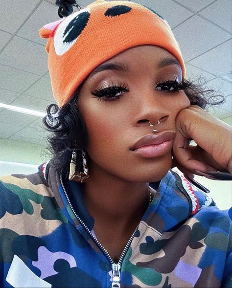 Beanie With Short Hair, Beanie Hairstyles, Androgynous Fashion, Short Curly Hair, Cute Hats, Fashion Aesthetic, Short Hairstyles For Women, Party Girls, Hat Hairstyles