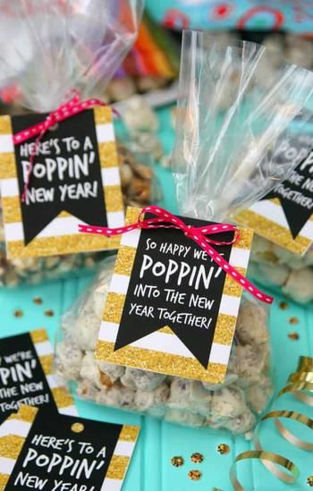 Popcorn Ideas, Popcorn Party Favors, New Year's Eve Crafts, Kids New Years Eve, New Years Eve Day, Popcorn Favors, Affordable Christmas Gifts, Popcorn Gift, Party Favors For Adults