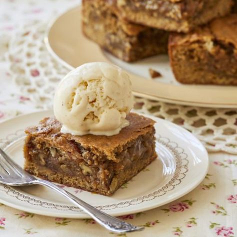 Maple Pecan Blondies - Gemma’s Bigger Bolder Baking Maple Pecan Blondies, Pecan Blondies Recipe, Pecan Blondies, Chewy Brownies Recipe, Brownie Brittle, Blondie Recipe, Bigger Bolder Baking, Homemade Vanilla Extract, Chewy Brownies