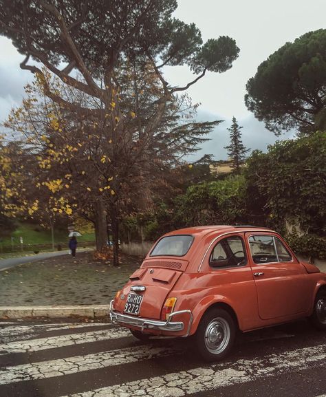 • Juliet • on Instagram: “Vjeshte🍂 . . . . . #romeitaly #romestreetstyle #aesthetic #autumn #autumnvibes🍁 #autumncolors #roma #italy #fashionblogger #fashionstyle…” Italy Autumn Aesthetic, Rome Autumn, Autumn In Italy, Rome Street Style, Roma Aesthetic, Autumn Italy, European Autumn, Italy Fall, Italy Pictures