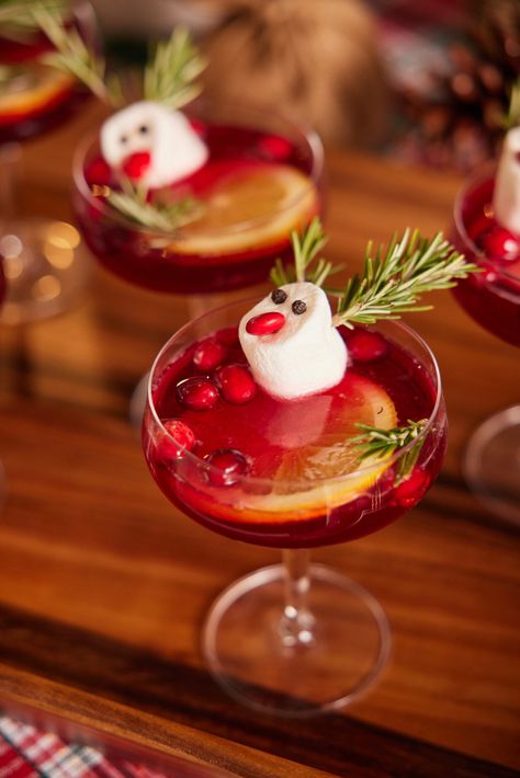 Reindeer Spritz Reindeer Drinks Christmas, Drunk Reindeer Drink, Tipsy Reindeer Cocktail, Rudolph Drink, Reindeer Food Bar, Reindeer Cocktail, Reindeer Punch, Xmas Cocktail Party, Prosecco Cocktails Easy