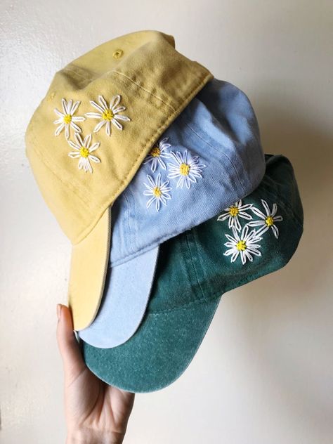 Bone Bordado, Wash Baseball Cap, Hand Embroidered Flowers, Pola Sulam, Baseball Women, 자수 디자인, Womens Baseball Cap, Embroidery Inspiration, Baseball Caps